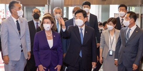 4일 오전 서울 여의도 국회에 도착한 낸시 펠로시(왼쪽 두번째) 미 하원의장. <연합뉴스>